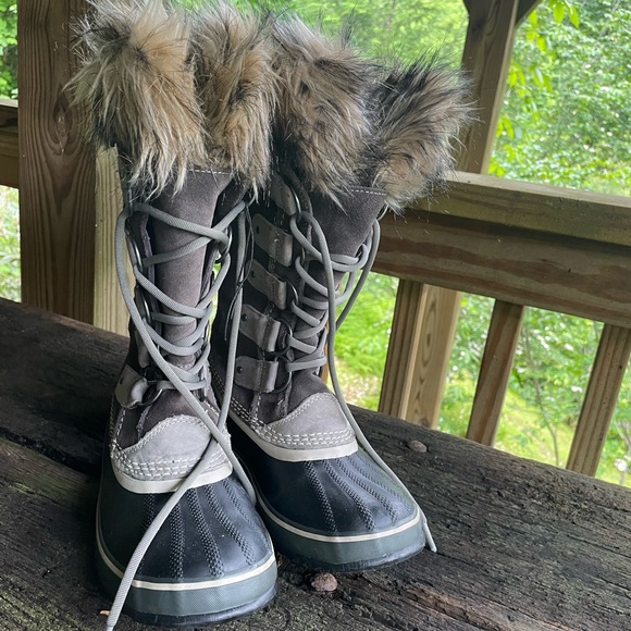 Sorel Joan of Arctic Black and Gray Winter Boots with Faux Fur Trim - Picture 6 of 14